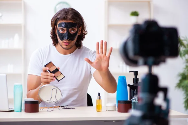 Junge männliche Kosmetikerin nimmt Video für seinen Blog auf — Stockfoto