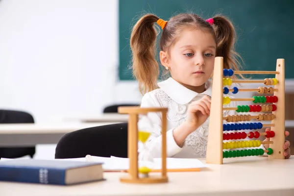 Klein meisje met abacus in de klas — Stockfoto