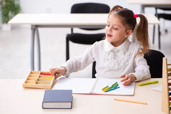 Niña pequeña en el concepto de desarrollo temprano — Foto de Stock