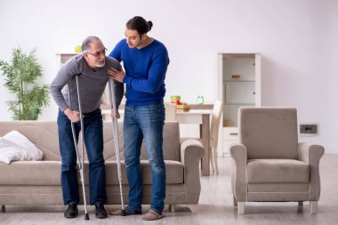 Genç adam bacağına iyi bakıyor.