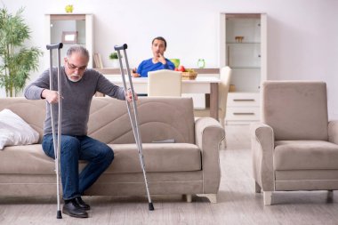 Genç adam bacağına iyi bakıyor.