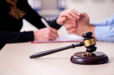 Boşanma konseptinde genç bir çift