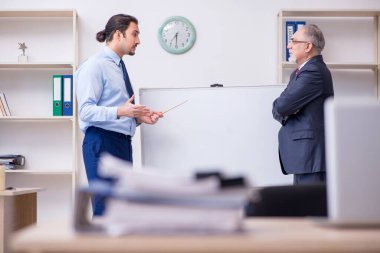 Ofiste iş sunumu konseptinde iki çalışan