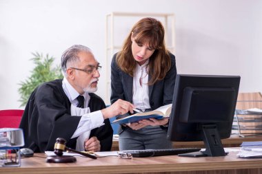 Yaşlı erkek yargıç ve genç sekreteri ofiste.