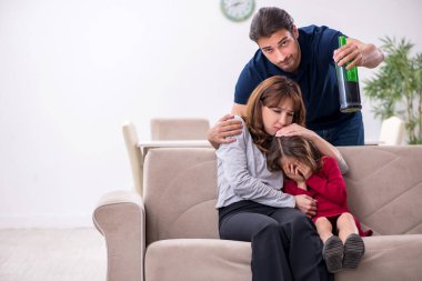 Genç bir çift ve aile içi çatışma konsepti.