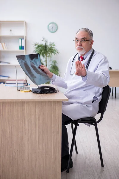Παλαιός άνδρας ακτινολόγος γιατρός που εργάζεται στην κλινική — Φωτογραφία Αρχείου