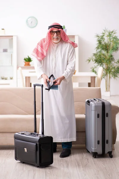 Vecchio uomo d'affari arabo che si prepara per il viaggio d'affari — Foto Stock