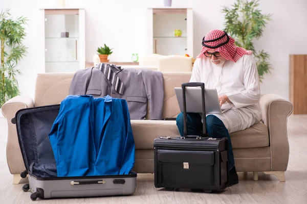 Старый арабский бизнесмен готовится к деловой поездке — стоковое фото