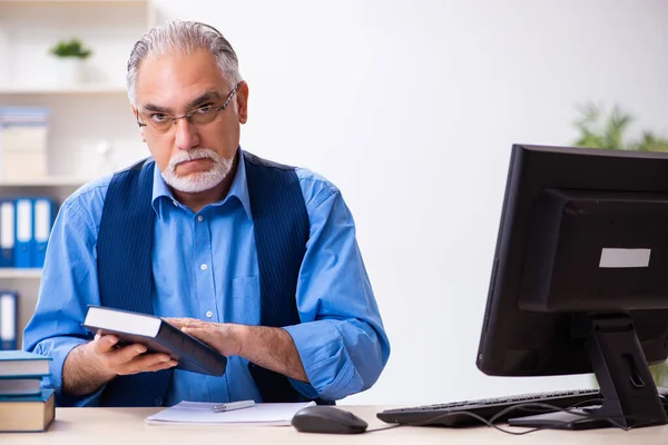 Vecchio autore maschile scrivere libri — Foto Stock