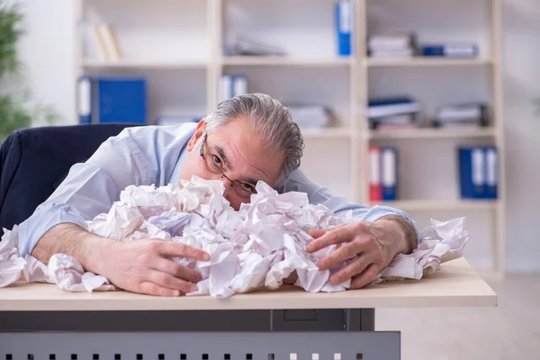 Altunternehmer lehnt neue Ideen mit vielen Papieren ab — Stockfoto