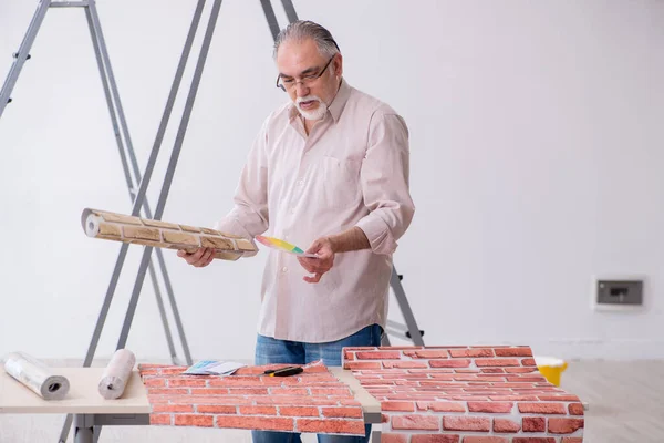 Antiguo marido contratista en el concepto de renovación de la casa — Foto de Stock