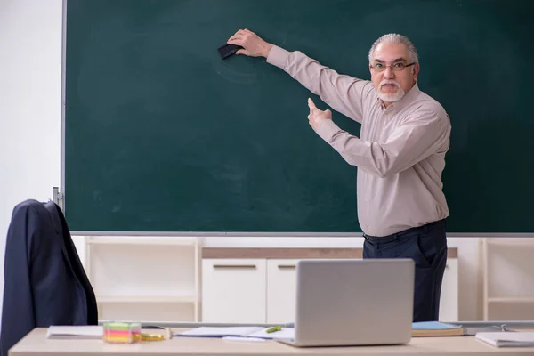 Oude mannelijke leraar in de klas — Stockfoto