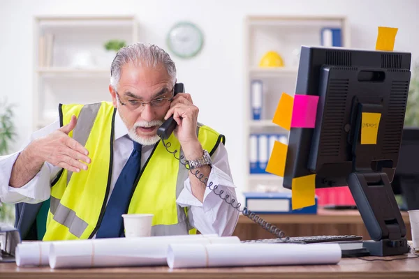 Alt männlich architekt arbeit im büro — Stockfoto