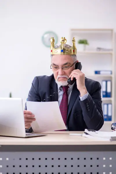 Velho rei empresário empregado no local de trabalho — Fotografia de Stock