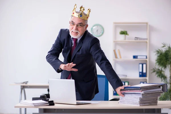 Old king businessman employee at workplace — Stock Photo, Image