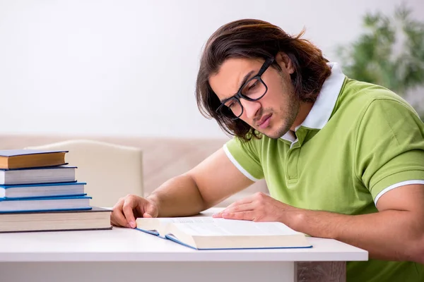 Joven estudiante masculino preparándose para los exámenes en casa —  Fotos de Stock