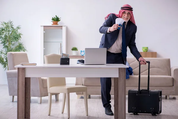 Старый арабский бизнесмен готовится к деловой поездке — стоковое фото