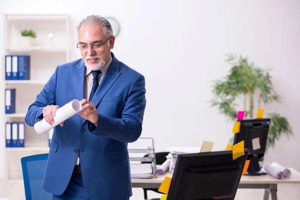 Oude mannelijke werknemer en te veel werk op kantoor — Stockfoto