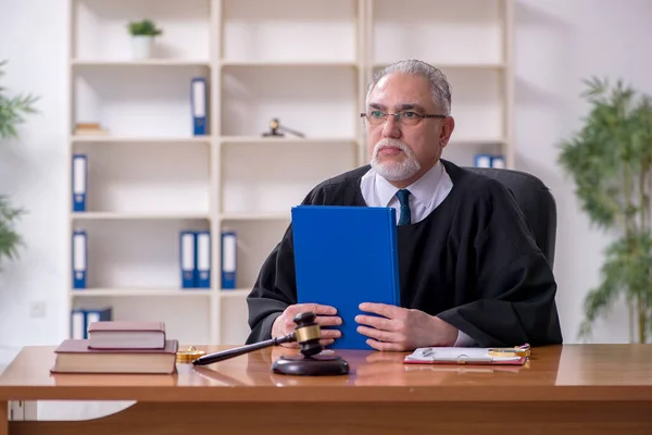 Öreg férfi bíró a bíróságon. — Stock Fotó