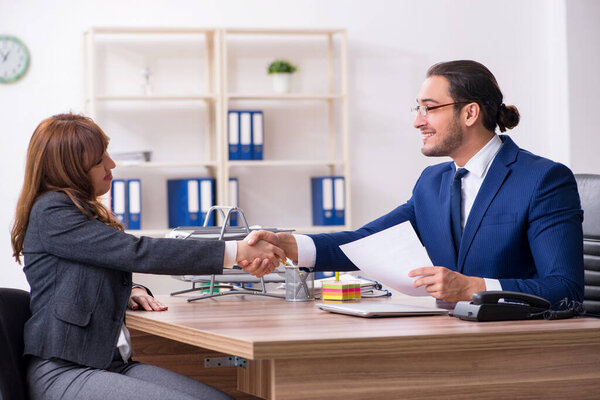 Деловая встреча бизнесмена и предпринимательницы