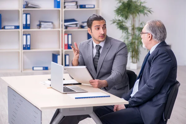 Old and young businessmen in business meeting concept — Stock Photo, Image