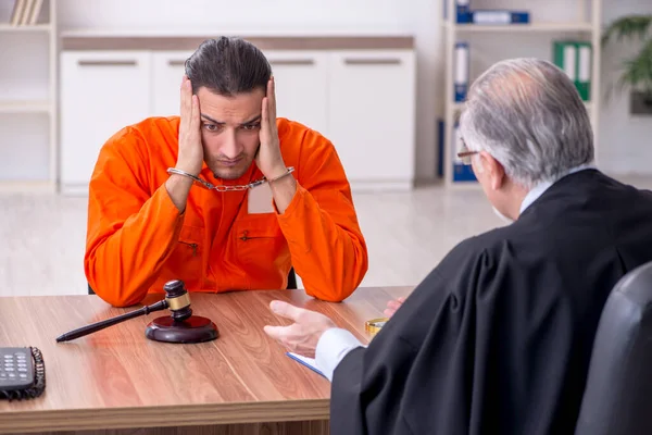Starý muž soudce setkání s mladým zajatcem v soudní budově — Stock fotografie