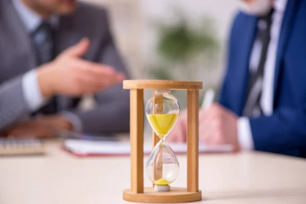 Dois empresários no conceito de gestão do tempo — Fotografia de Stock