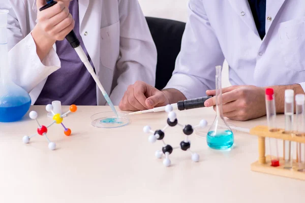 Jovens químicos pai e filho no laboratório — Fotografia de Stock