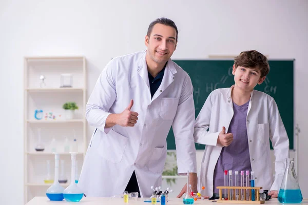 Jonge vader en zoon chemici in het lab — Stockfoto