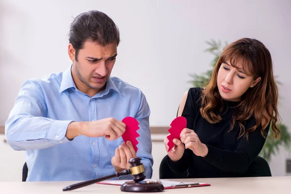 Young pair in courthouse in divorcing concept — Stock Photo, Image