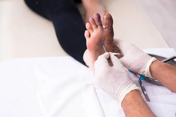 Dedo ferido mulher visitando médico traumatologista masculino — Fotografia de Stock