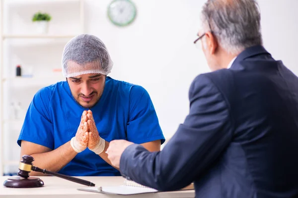 Muž doktor v soudní síni setkání s advokátem — Stock fotografie