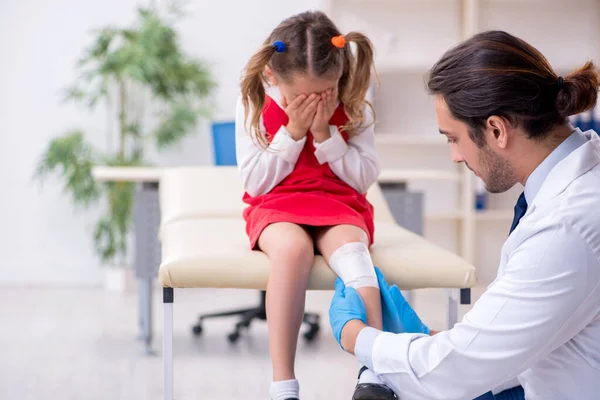 Klein meisje op bezoek bij jonge mannelijke arts — Stockfoto