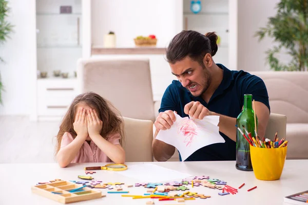 Drunk father and little girl indoors — Stock Photo, Image