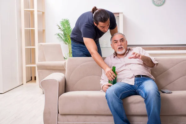 Homem com problema de bebida e a família — Fotografia de Stock