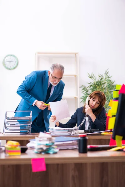 Twee werknemers en buitensporig werk op kantoor — Stockfoto