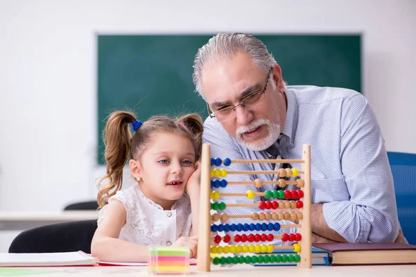 Velho professor e estudante na escola — Fotografia de Stock