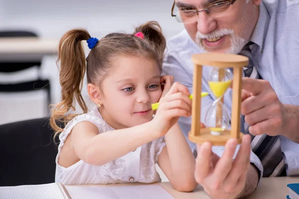 Velho professor e estudante na escola — Fotografia de Stock