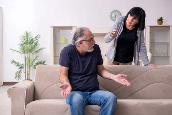 Altes Paar hat Streit zu Hause — Stockfoto