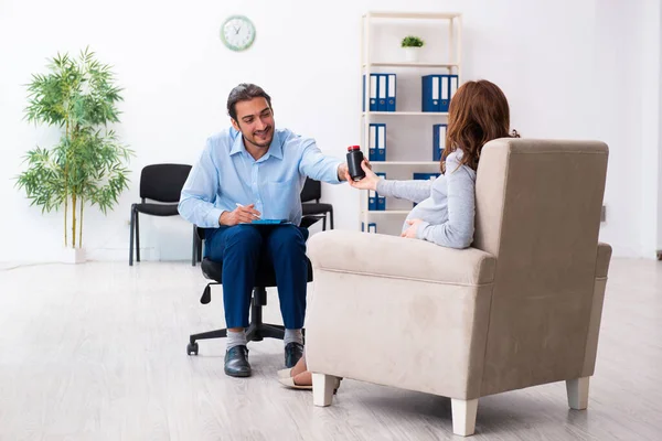 Pregnant woman visiting young male psychologist — Stock Photo, Image