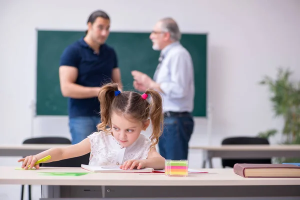 Νεαρός γονιός, ηλικιωμένος δάσκαλος και μικρό κορίτσι στην τάξη — Φωτογραφία Αρχείου