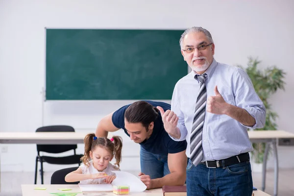 Młody rodzic, stary nauczyciel i mała dziewczynka w klasie — Zdjęcie stockowe