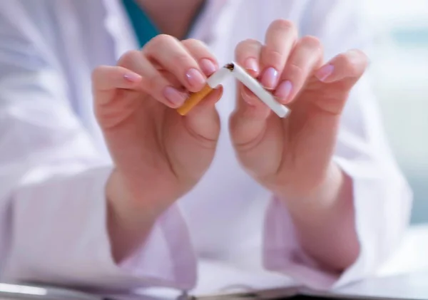 De arts in anti-roken concept — Stockfoto