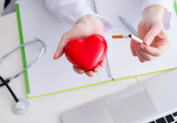 Il concetto antifumo con il cuore nel concetto medico — Foto Stock