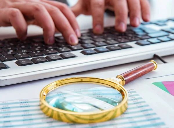 De finance professional werkt aan toetsenbord met rapporten — Stockfoto