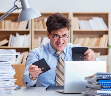 Ofiste çalışan komik muhasebeci.