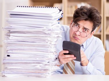 Ofiste çalışan komik muhasebeci.