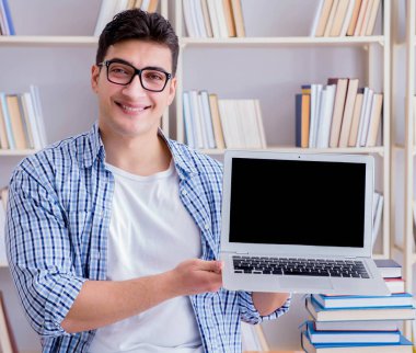 Kitapları olan genç öğrenci sınavlara hazırlanıyor.