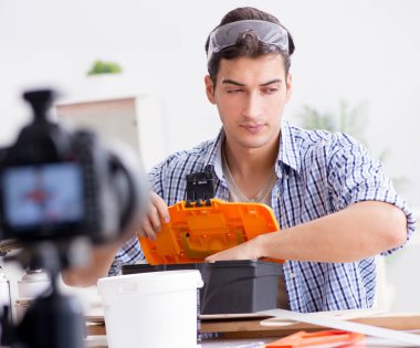 diy blog yazarı kadın işçiliği hobisinin videosunu kaydediyor