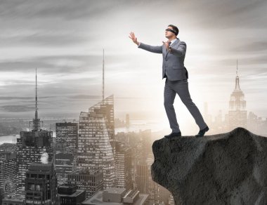 Uçurumun kenarında duran gözü bağlı iş adamı